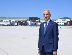 Bakan Uraloğlu açıkladı… Havayolunda yolcu patlaması yaşandı