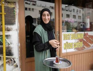 Gümüşhane’de Tek Kadın Çay Ocağı İşletmecisi Müşterilerine Nazik Davranmayı Öğretiyor