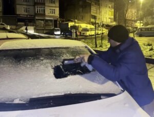 İstanbul buz tuttu, vatandaşlar yürümekte zorlandı
