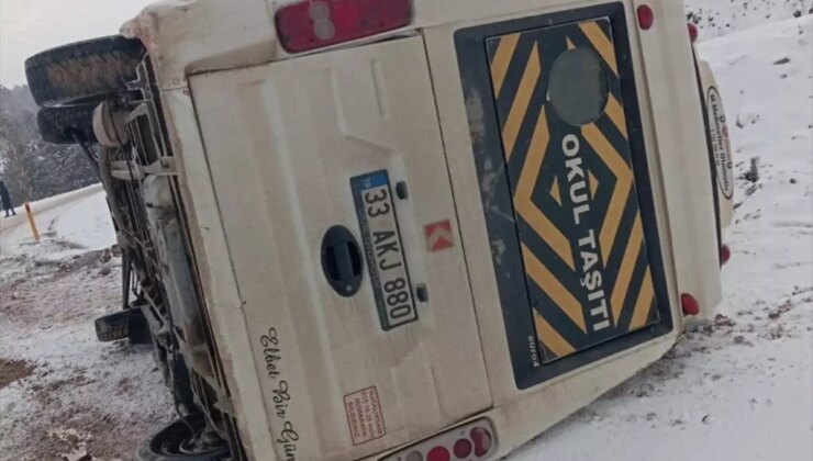 Mersin’de servis minibüsü yan yattı, feci kaza kameraya yansıdı