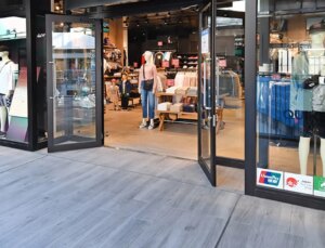 Nike ve Adidas’a rakipti! Dünyaca ünlü giyim devi, iflas bayrağını çekiyor