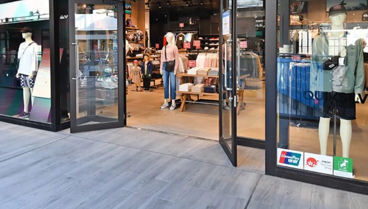 Nike ve Adidas’a rakipti! Dünyaca ünlü giyim devi, iflas bayrağını çekiyor